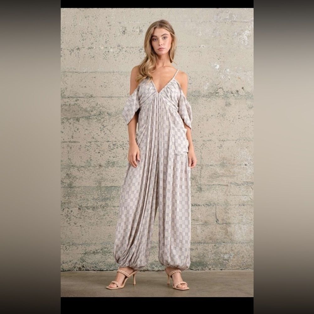 Shop neighbor jumpsuit white and gray straps and neckline on the back NEW - Picture 3 of 8